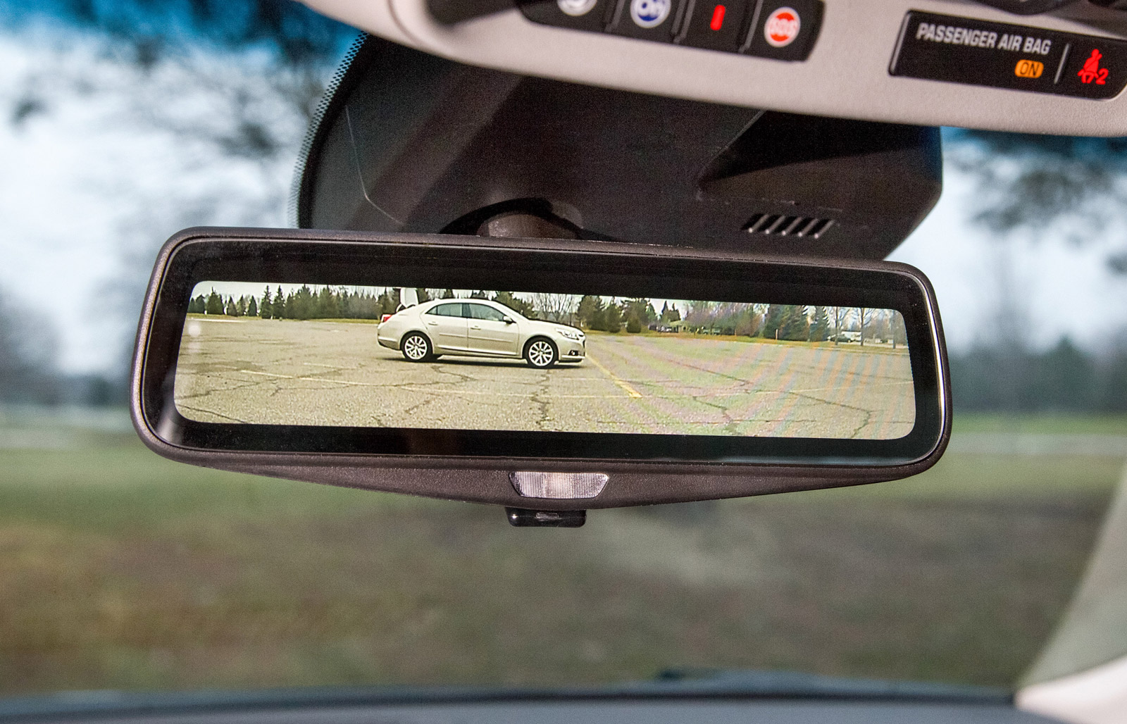 streaming-video-rearview-mirror-from-the-2016-cadillac-ct6_100494756_h